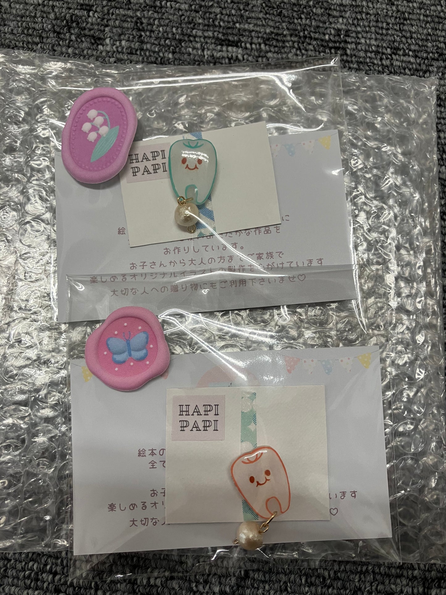 Toothy Smile (Mini Brooch)